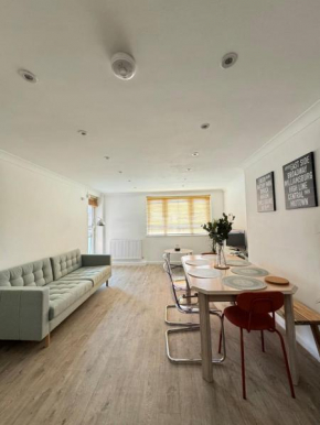 Spacious 3BD Flat Close to Tube - Fulham!